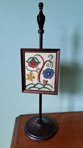 Arte a punta de aguja vintage de 17" con soporte enmarcado ardilla flor árbol vida firmado pequeño - Imagen 1 de 17