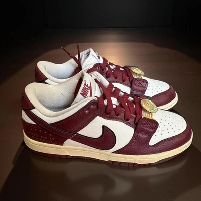 Nike Dunk Low SE Sisterhood W5/M3.5 Nuevo en Caja Etiquetas Doradas y Letras Foto 1 de 4