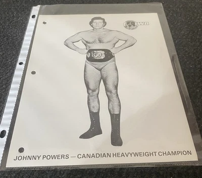 FOTO ORIGINAL DE COLECCIÓN 8X10 DE JOHNNY POWERS (LOGOTIPO IWA) CAMPEÓN CANADIENSE DE PESO PESADO Foto 1 de 4