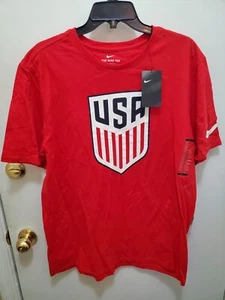 ¡Camiseta XL roja Nike con logotipo del equipo de fútbol para hombre de EE. UU.! Nuevo - Imagen 1 de 5