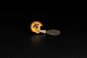 NEW ORLEANS SAINTS VINTAGE 1980's NFL HELMET Enamel LAPEL PIN ~ NEW / OLD STOCK - Imagen 1 de 2