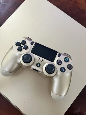 Consola Sony PlayStation 4 dorada delgada con mando 500 GB Foto 1 de 4