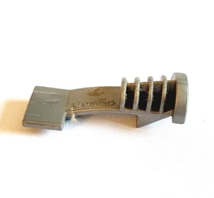 Dyson DC07 DC14 DC33 Clip Rilascio Filtro Argento Usato - Foto 1 di 3