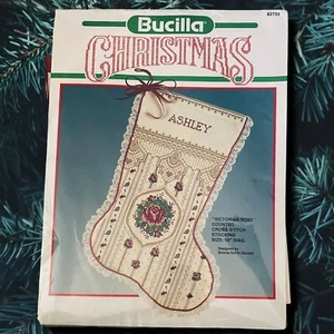 De Colección Bucilla "Rosa Victoriana" Kit Punto de Cruz Contado 18" Medias de Navidad - Imagen 1 de 24