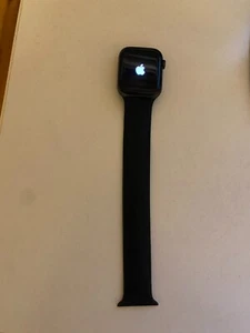 A2352 Apple Watch SE 44mm GPS Aluminum Space Gray Case + Black Band - Photo 1 sur 7