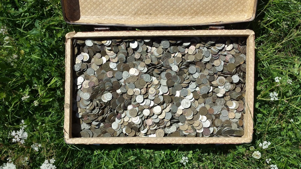 100 PIECES LOT CCCP KOPEK SOVIET COINS 1961-1991 COMMUNIST COAT OF ARMS - Image 1 of 4