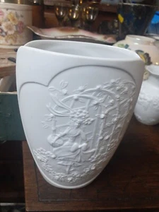 AK Kaiser bisque white porcelain vase, 0313 by M.Frey. Apple garden, 70s vintage - Picture 1 of 4
