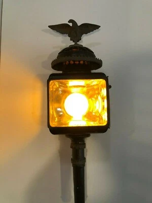 Antigua lámpara de linternas de conducción de vidrio para carro de autocar con águila de latón, 25" de alto Foto 1 de 4