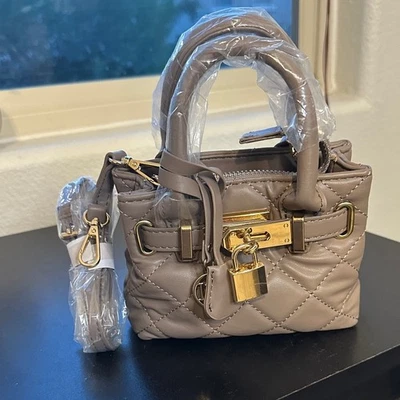 Mini bolso acolchado Badgley Mischka en color topo con detalles dorados Foto 1 de 4