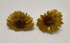 Vintage Deko geschnitzt Gänseblümchen Sonnenblume Ohrringe Messing Ton Schraube Rückseite Kunststoff Acryl - Bild 1 von 16
