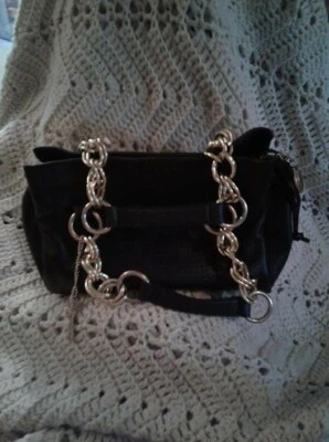 Bolsas femininas Gianni Bini pretas com detalhes dourados, zíper e encaixe de couro lindas - Imagem 1 de 4