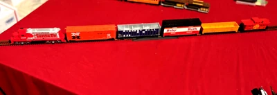 Ho Santa Fe 5628 5 Cars power track rerailer 36x54 - Image 1 of 4