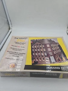 BACHMANN PLUS HO U/A "HISTORICAL TOWNE HOUSE" KIT MODELO PLÁSTICO SELLADO Caja Dañada - Imagen 1 de 9