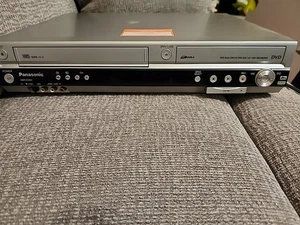 Panasonic DMR-ES35V Lettore combinato VHS VCR/DVD registratore NO TELECOMANDO testato - Foto 1 di 13
