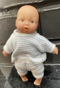 Vintage Neuheit Vinyl Baby Junge Puppe mit bekleidetem weichem Körper ca. 6" LESEN - Bild 1 von 24