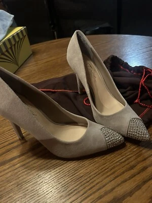 Zapatos de salón FERGIE para mujer afecto tacón gamuza pedrería cierva ligera 7 Foto 1 de 4