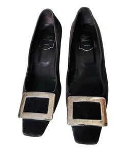 Scarpe decolte Roger Vivier Belle in camoscio marrone scuro taglia EU37 (US 7) logo fibbia argento - Foto 1 di 14