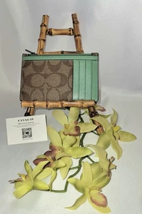 Coach Neu mit Etikett Signature beschichtetes Canvas + Leder Kartenetui khaki/weichgrün 4 CC-Fächer - Bild 1 von 7