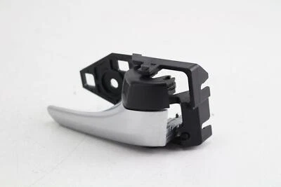 Manija del panel de la puerta interior trasera derecha cromada 69205 Toyota Camry 2015-2017 Foto 1 de 4