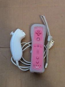 Nintendo Wii MotionPlus telecomando RVL036 rosa OEM con custodia e nunchuk - Foto 1 di 15