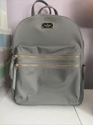 Cartera Mochila Kate Spade New York Grande Nylon Gris - ¡Buen Estado! Foto 1 de 4