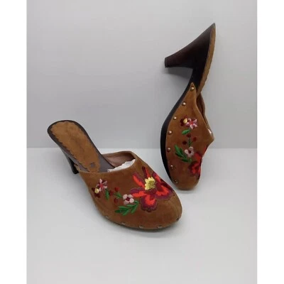 Tamancos de salto Beverly Feldman 7 Festival camurça bordado floral madeira com defeito - Imagem 1 de 4