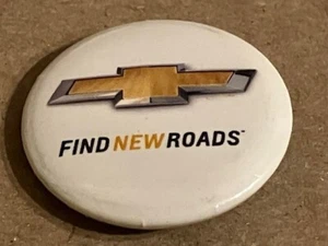 Chevrolet Find New Roads 2013 Werbekampagne Fliege Emblem Button Anstecknadel 1,25" - Bild 1 von 3