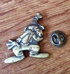 Goofy ~ Vintage Disney Comic Pin Badge   - Picture 1 of 3