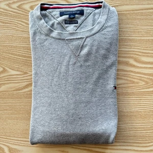 Tommy Hilfiger Jersey Pequeño Para Hombre Gris 21" Pit-to-Pit Diseñador Cuello Redondo Moda - Imagen 1 de 10
