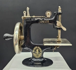 Antigua Máquina de Coser Cantante Modelo 20 Coser Niños Juguete Vendedor Muestra 1673 - Imagen 1 de 13