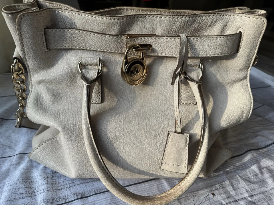 Bolso de Hombro Michael Kors Hamilton Color Vainilla Grande de Cuero con Cerradura y Llave Foto 1 de 4