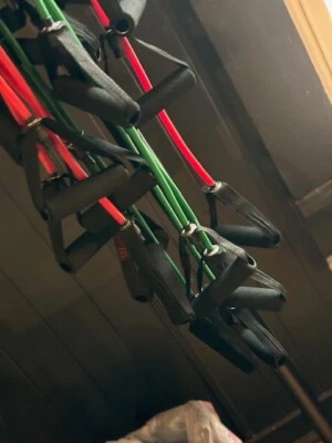 Bandas de resistencia al ejercicio con asas - Juego de 11 bandas - 5 verdes 6 rojas Foto 1 de 4