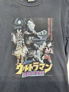 Vintage Ultraman Shirt Herren M Medium schwarz tolles Monster Battle Movie Poster - Bild 1 von 11
