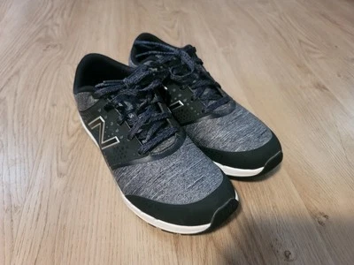 New Balance 女式 577 黑色和灰色鞋码 - 7.5 上好 — 第 1/4 张图片