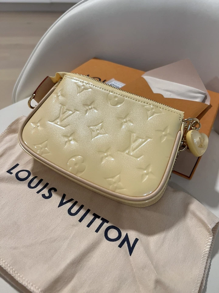 Nuevo con etiquetas Louis Vuitton Mini Pochette Accesorios San Valentín Piruleta Amarillo Vernis Foto 1 de 4
