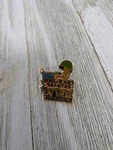 Vintage Walmart Salutes WWII Memorial Souvenir Pin Pinback - Imagen 1 de 3