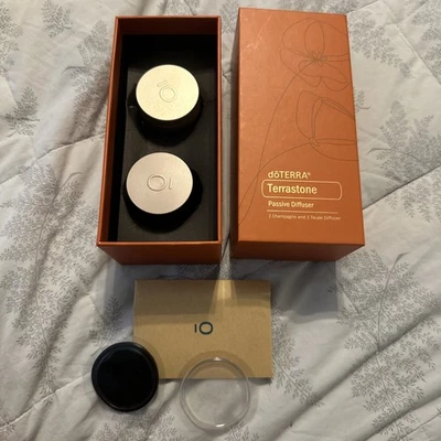 doTERRA Terrastone 被动扩散器 2 件套香槟和灰褐色精油 — 第 1/4 张图片