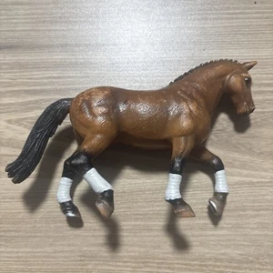 Schleich Cavallo Hannoverian Bay Mare Dressage Show Ritirato 2004 4" H Usato - Foto 1 di 5