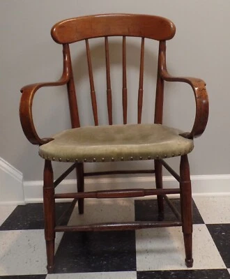 Sillón antiguo Heywood Brothers con brazos de madera curvada Foto 1 de 4