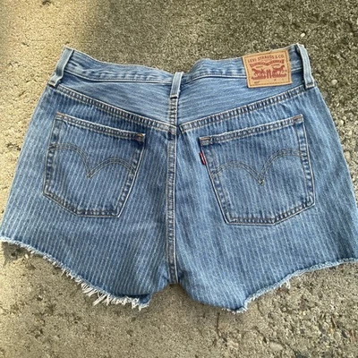 Pantalones Cortos Levi's 501 Botón Mosca Tiro Alto Rayas Corte Dobladillo Deshilachado Mujeres Talla 31 Usados en Excelente Condición Foto 1 de 4