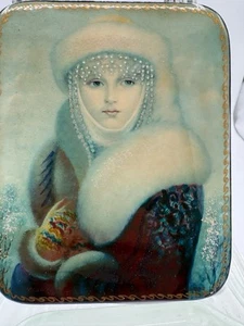Caja con bisagras de laca rusa firmada a mano Mikheev B. Retrato de doncella de nieve. - Imagen 1 de 8