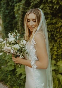 Bridal mantilla Veil with lace edge fingertip length - Picture 1 of 5