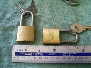 VORHÄNGESCHLÖSSER 30 MM MESSING LANGER SCHÄKEL 2 SCHLÜSSEL.  2 STÜCK. - Bild 1 von 1