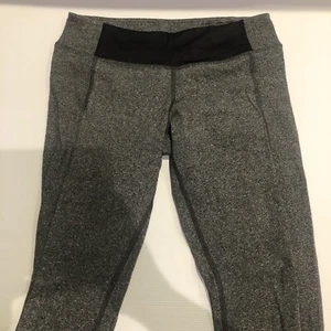 Lululemon Size 6 Cropped Activewear Leggings 3/4 Cropped Grey/Black - Picture 1 of 5
