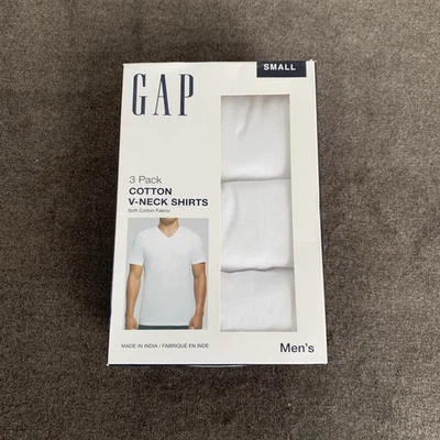 Paquete de 3 Gap para hombre talla pequeña S. Camiseta interior de algodón con cuello en V de ajuste clásico blanca Foto 1 de 4