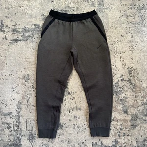 Nike Tech Pack Pantaloni Ingegnerizzati Uomo Large Grigio Texturizzato Prestazioni Atletiche - Foto 1 di 10