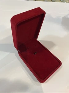 Lote De 24 Joyas Pulsera Collar Caja Terciopelo Borgoña 4" H x 2.75 W x 1.5 T - Imagen 1 de 6