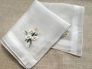 VINTAGE HANKY WHITE W/ EMBROIDERED DAISYS SWEET STAND UP FLORALS NEW HAND ROLLED - Picture 1 of 4
