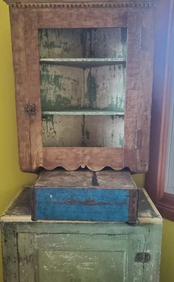 ПОТРЯСАЮЩИЙ СТАРИННЫЙ УГЛОВОЙ ШКАФ ОТЛИЧНОЙ ФОРМЫ, ДЕТАЛИЗАЦИЯ И СТАРАЯ КРАСКА NR AAFA - Изображение 1 из 4