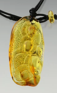 FOSSIL Insects BALTIC AMBER Hand CARVED Pendant on Leather String 12.4g 180222-4 - Picture 1 of 5